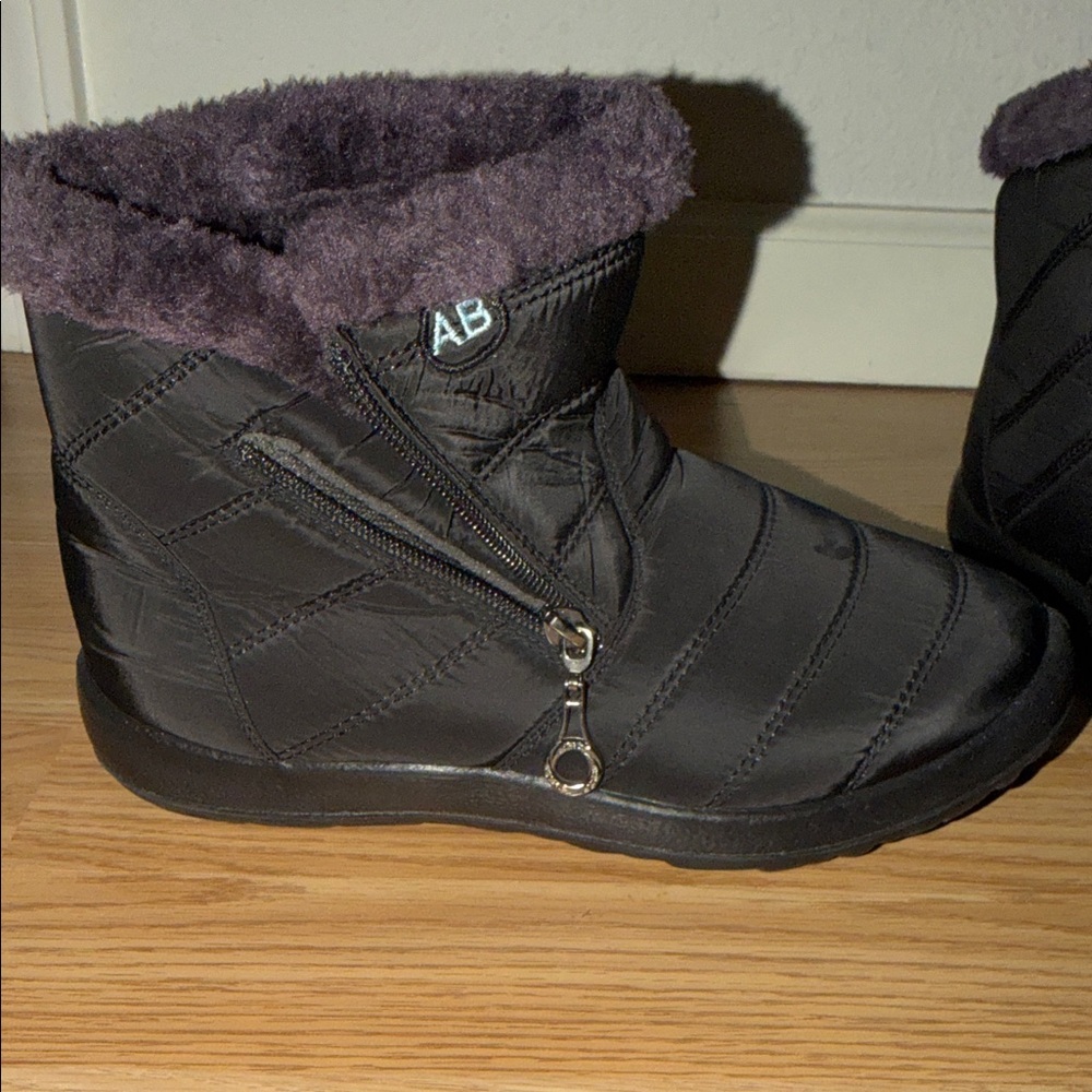 Women's Black Winter Boots with Faux Fur Lining - Picture 3 of 5